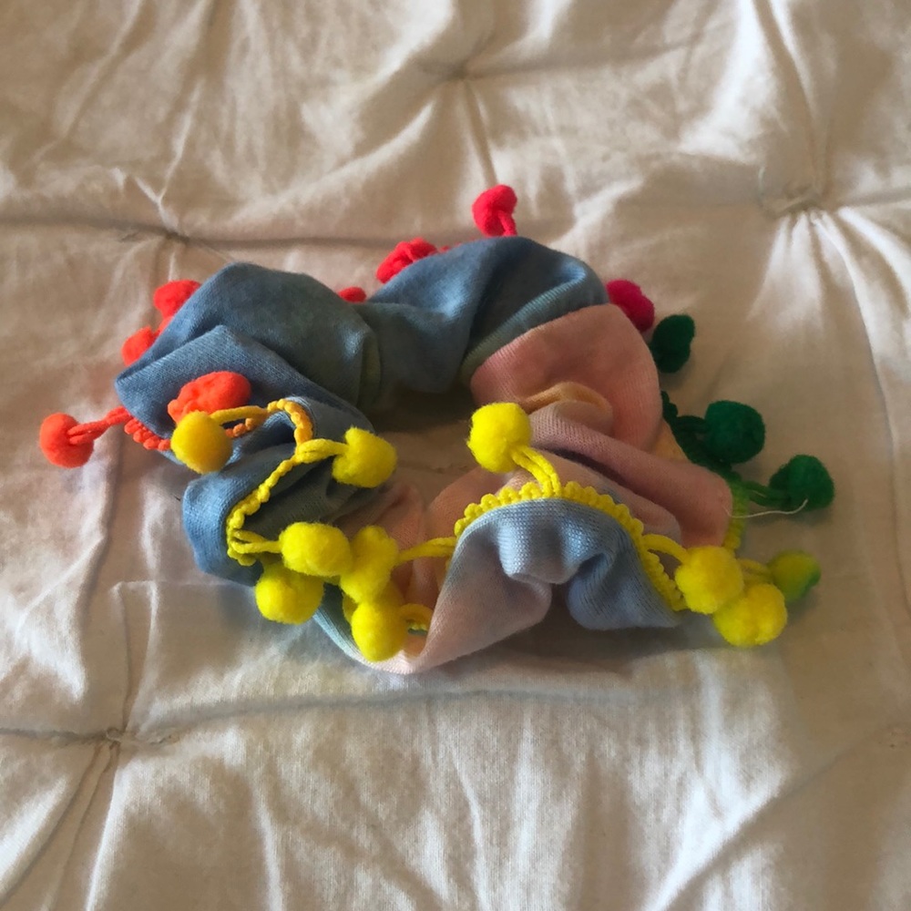 Pom Pom Scrunchie